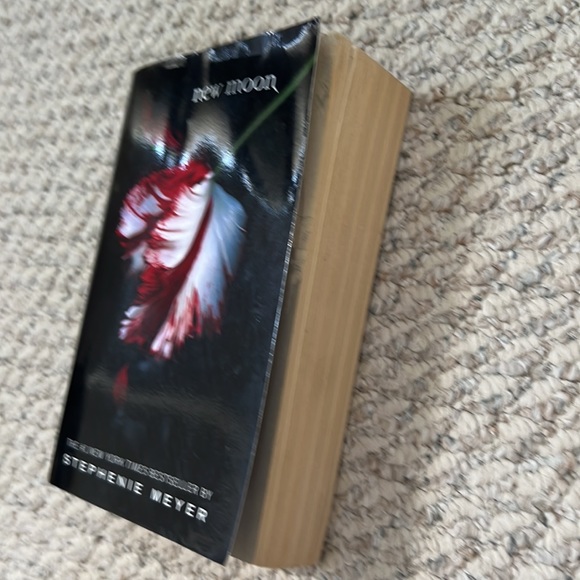 New Moon paperback, book 2 of 4 in Twilight Saga by Stephanie Meyer - Picture 3 of 16